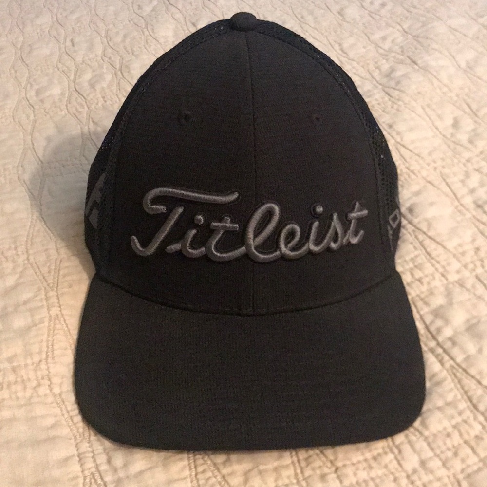 Adjustable Titleist golf hat black and grey